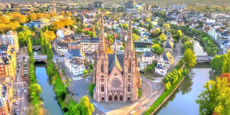 Cada viagem deve ser única, e é exatamente isso que fazemos! Criamos roteiros sob medida para atender 
				ao seu estilo e desejos, seja para um refúgio romântico, uma viagem em família ou uma aventura solo. Cuidamos 
				de cada detalhe para que você tenha uma experiência tranquila e memorável.